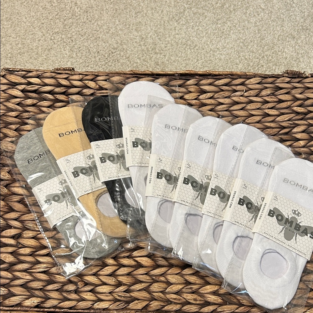 9 pairs new in packaging Bombas Men's Casual Socks - Gray, Tan, Black, 6 White